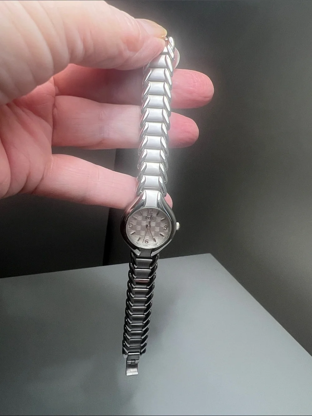 lei - Silver-Tone Sleek Link Women's Watch - Vintage New Battery Working Watch